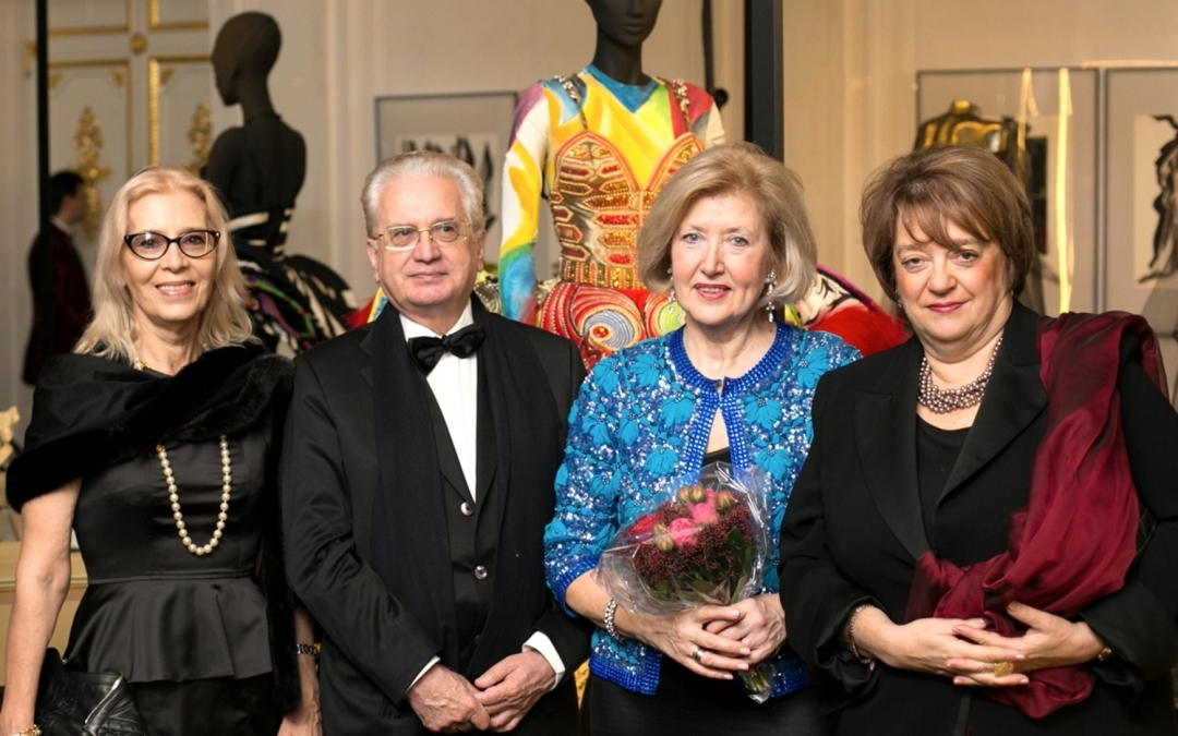 На открытии выставки «Стиль на сцене» с директором ГМЗ «Петергоф» Еленой Кальницкой (справа), директором Государственного Эрмитажа Михаилом