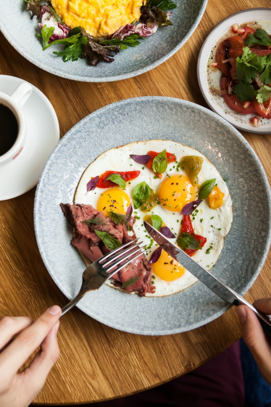 Глазунья с ростбифом, перцем и томатами