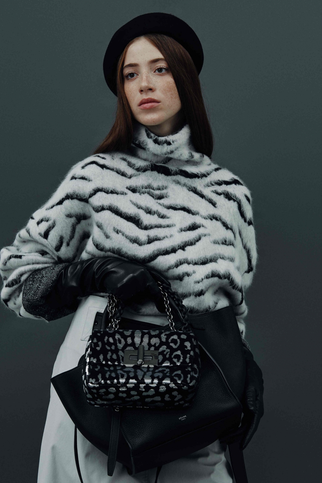 Свитер Givenchy, юбка Celine, перчатки Agnelle, сумка Tom Ford, сумка Celine, серьги Alexander McQueen, шапка Juun.J