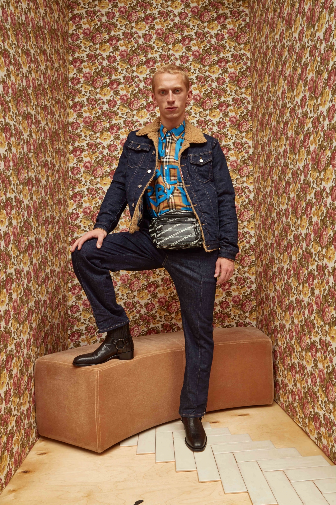 Куртка и брюки Dsquared2, рубашка Burberry, сумка-пояс Balenciaga, ботинки Alexander McQueen