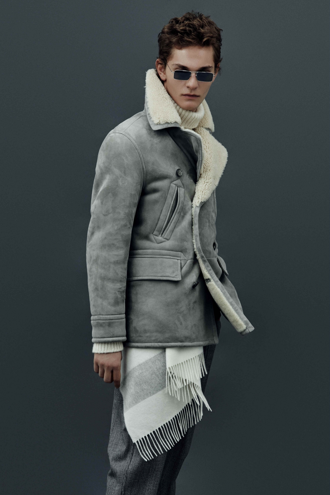 Пальто-дубленка, свитер и шарф Ralph Lauren Purple, брюки Giorgio Armani, оправа Culter & Gross