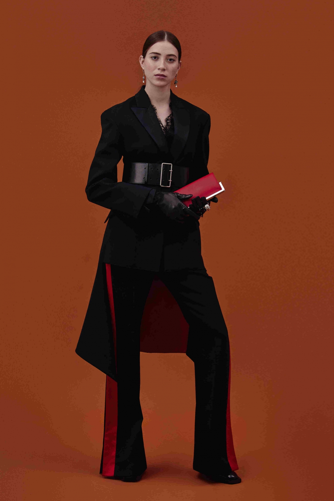 Жакет, блуза, ремень, портмоне и полусапоги Alexander McQueen, перчатки Agnelle