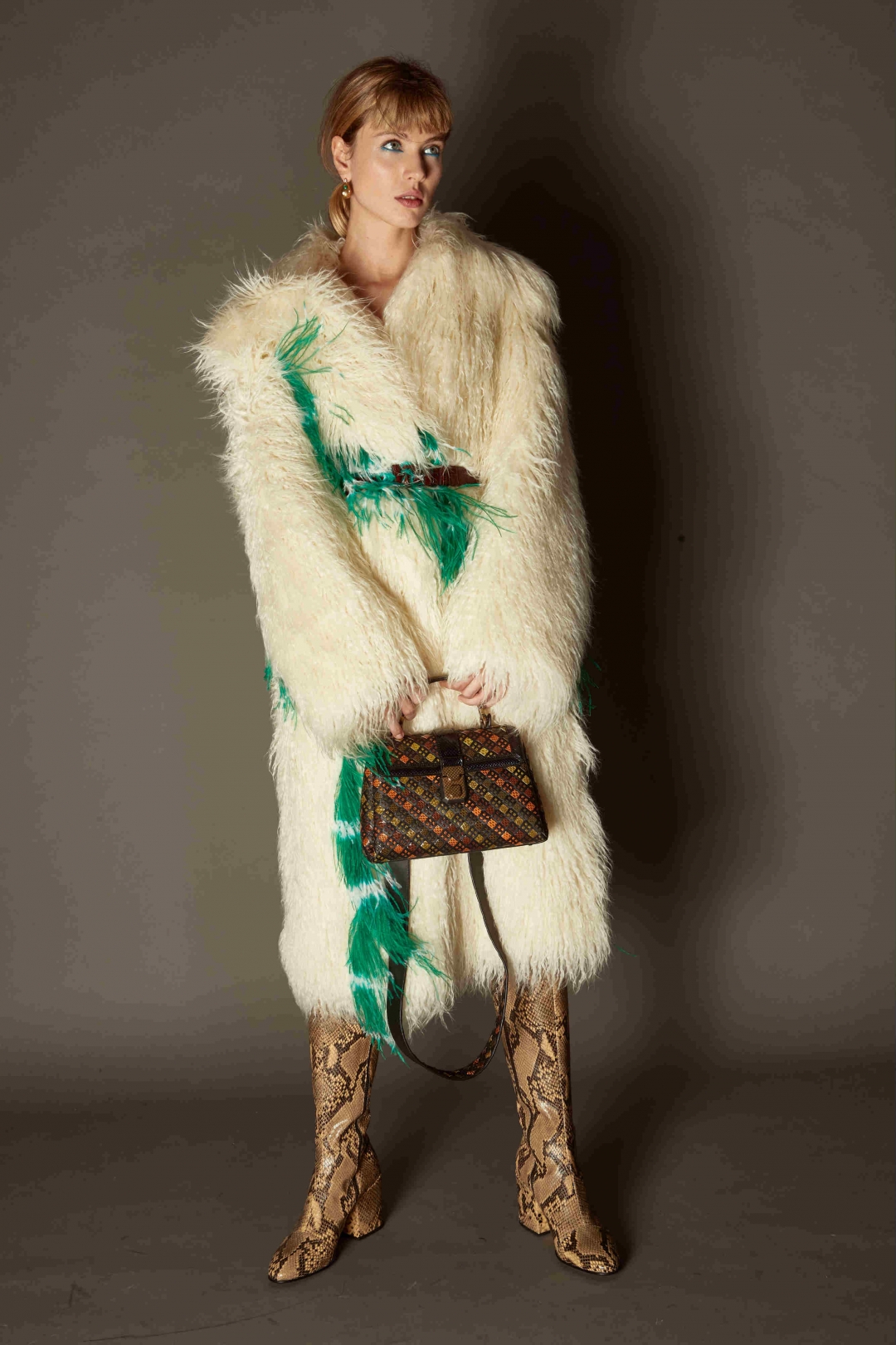 Пальто и сапоги Dries Van Noten, сумка Bottega Vetena, серьги Celine, ремень Altuzarra