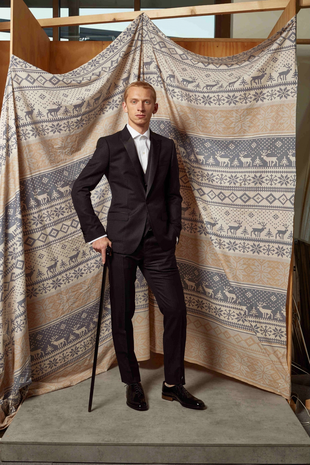 Костюм Dolce & Gabbana, сорочка Tom Ford, ремень Saint Laurent, трость Alexander McQueen, дерби Versace