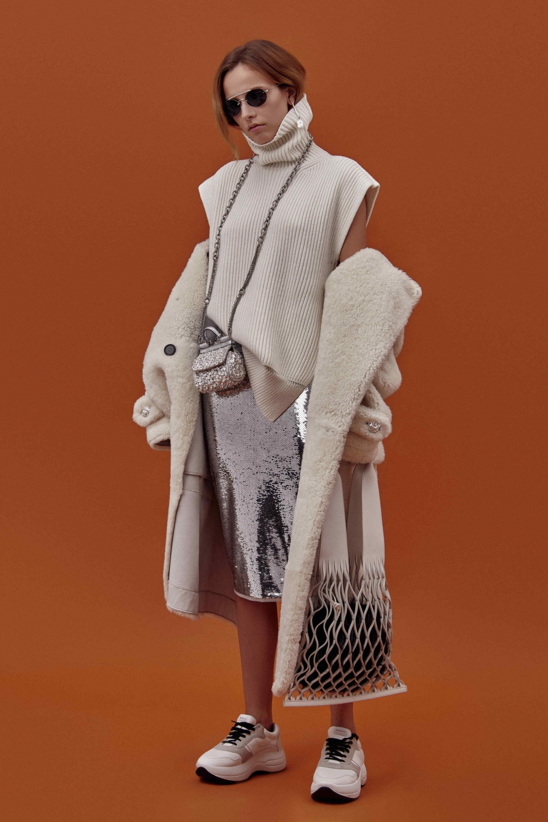 Пальто и юбка Tom Ford, пуловер и серьги Alexander McQueen, юбка Tom Ford, сумка и кроссовки Celine, сумка Dolce & Gabbana, оправа Miu Miu