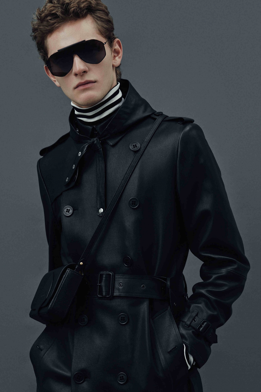 Пальто кожаное и сумка Burberry, пуловер Saint Laurent, косынка Furland, оправа Alexander McQueen