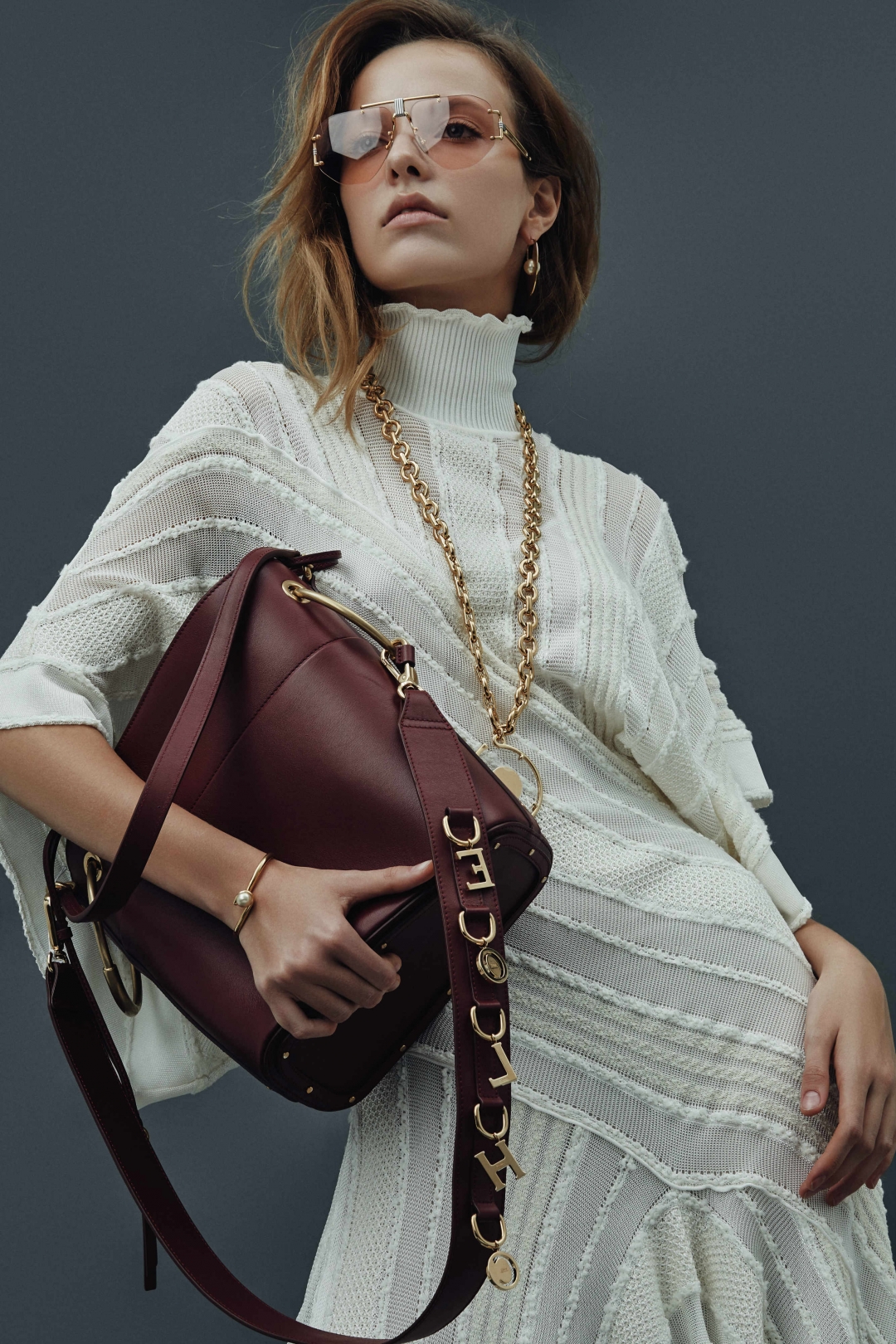 Платье Roberto Cavalli, колье и серьги Chloe, браслет, оправа и сумка Celine