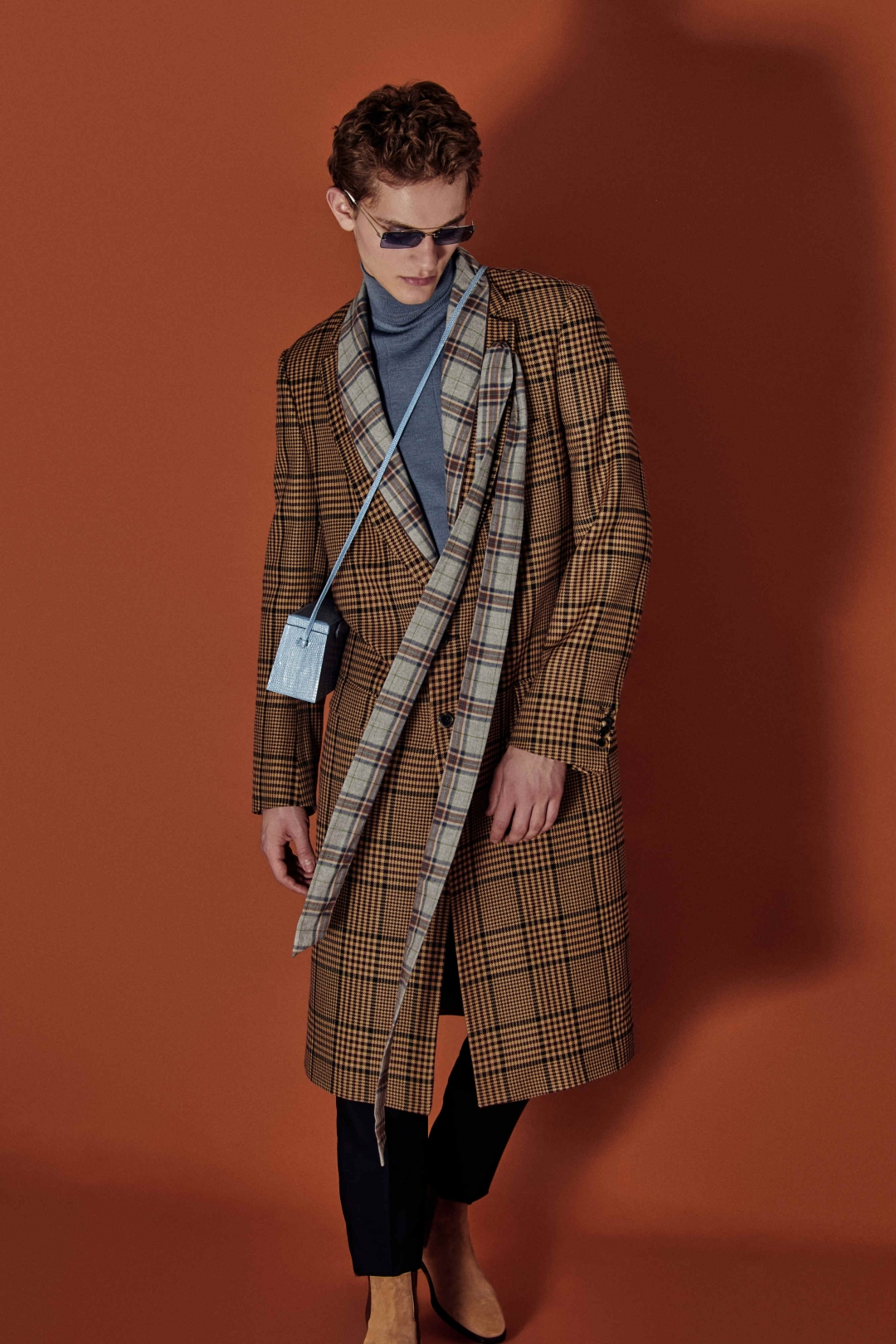 Пальто Dries Van Noten, халат Roberto Ricetti, пуловер Wooyoungmi, брюки Dsquared2, сумка Hunting Season, полусапоги Alexander McQueen, оправа Culter