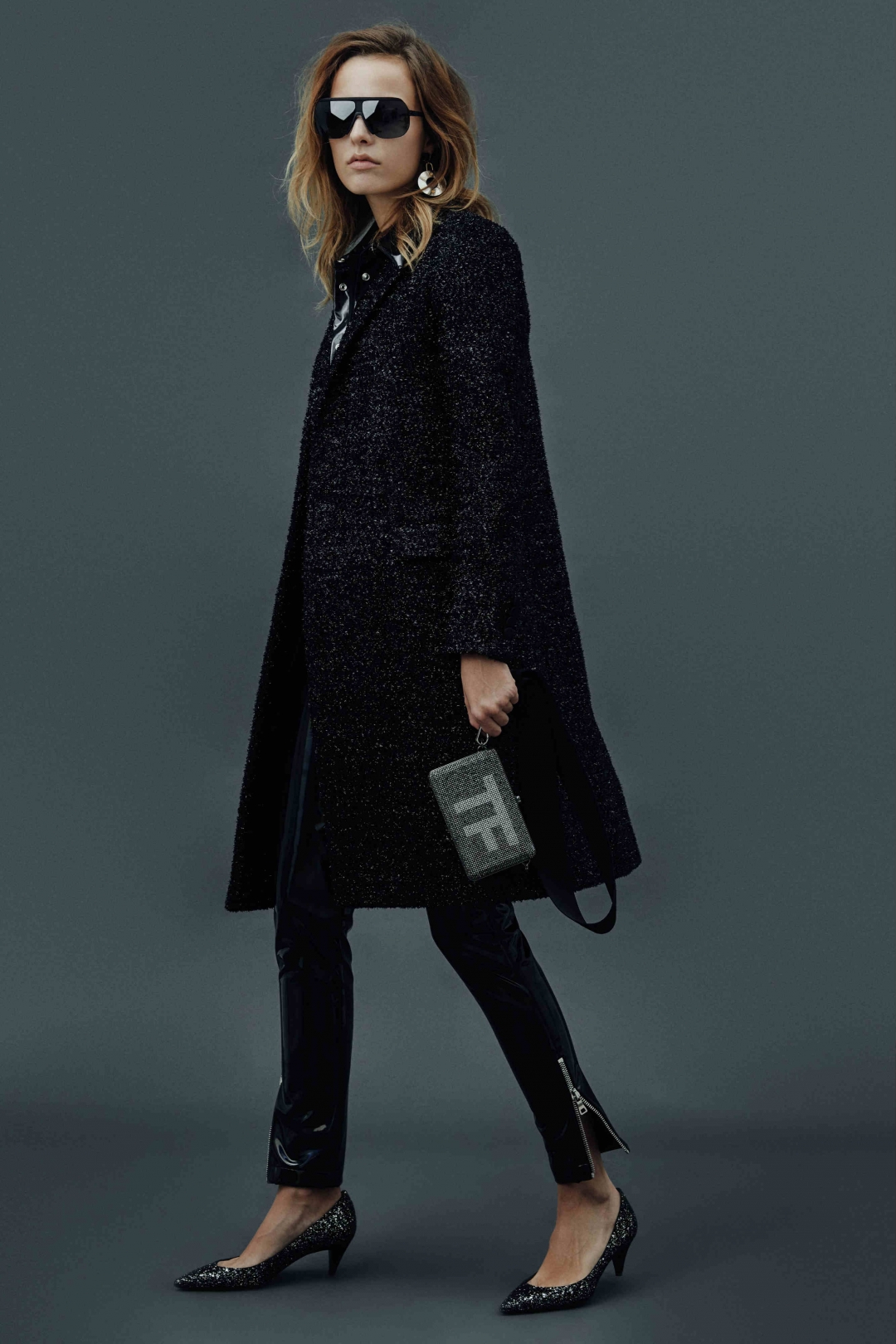 Пальто Saint Laurent, блуза N21, брюки Balmain, сумка Tom Ford, очки Mykita, туфли Saint Laurent, клипсы Marni