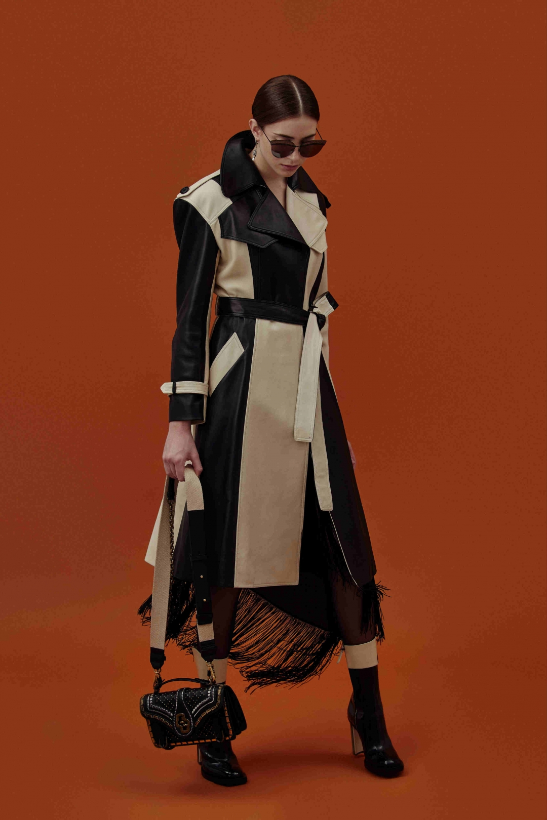 Пальто Celine, платье Givenchy, сумка Bottega Veneta, полусапоги и серьги Alexander McQueen, очки Bottega Veneta