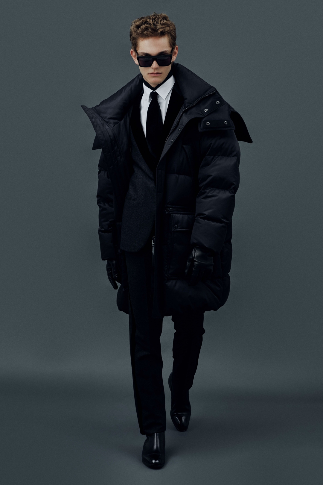 Куртка Tom Ford, костюм и галстук Giorgio Armani, рубашка Drykorn, перчатки Gucci, оправа Andy Wolf, ботинки Bally