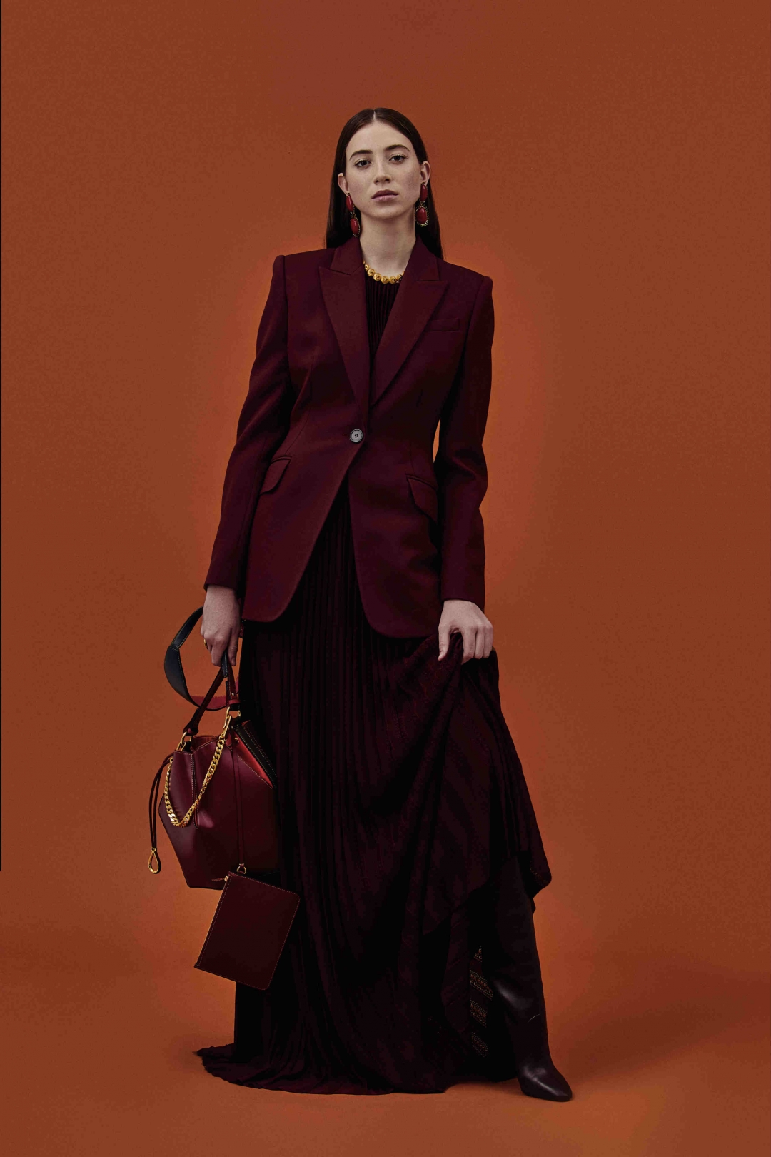 Платье Ralph Lauren Collection, жакет Alexander McQueen, полусапоги Celine, сумка Alexander McQueen, клипсы Marni, чокер Versace