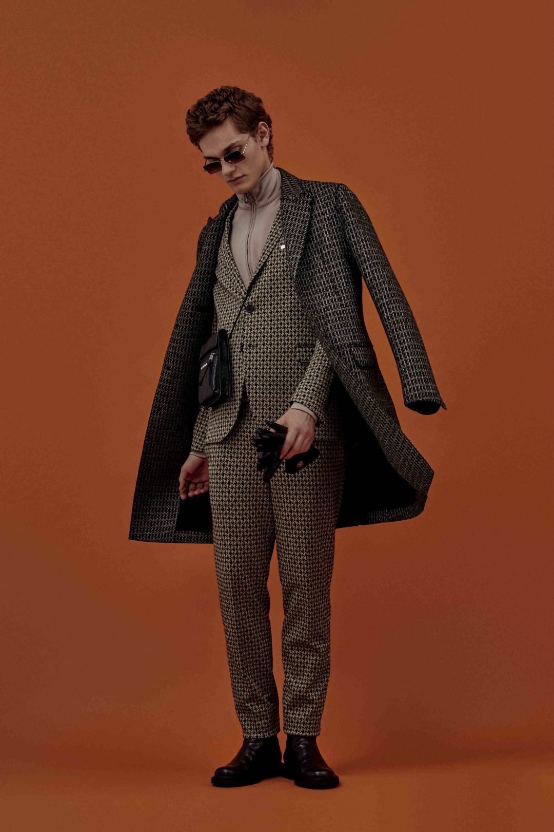 Пальто, пиджак и брюки Neil Barrett, кардиган Bottega Veneta, сумка Balenciaga, очки Brioni, перчатки Gucci, челси Dries Van Noten