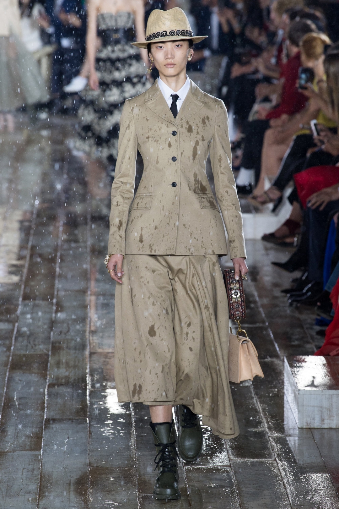 Юбка — 200 000 рублей