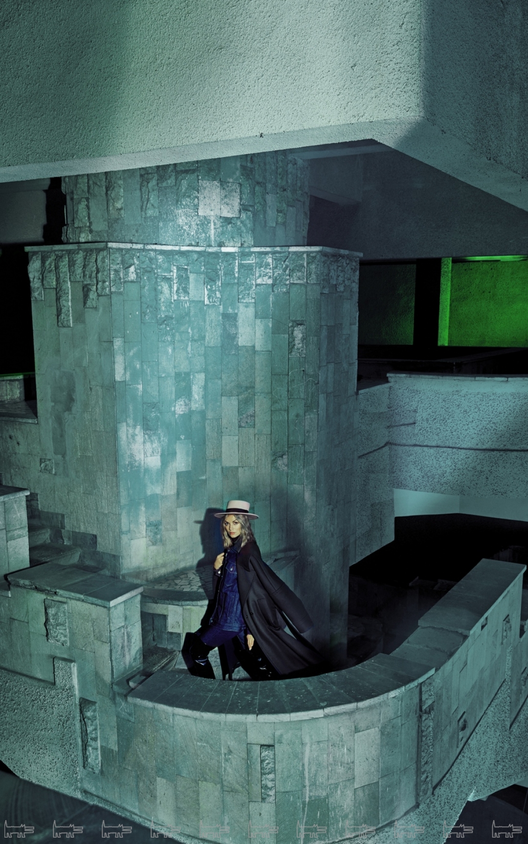 Пальто и водолазка Max Mara (Max Mara), куртка и джинсы Dries Van Noten , ботфорты Chloe (все — ДЛТ), шляпа Cocoshnick (Cocoshnick)