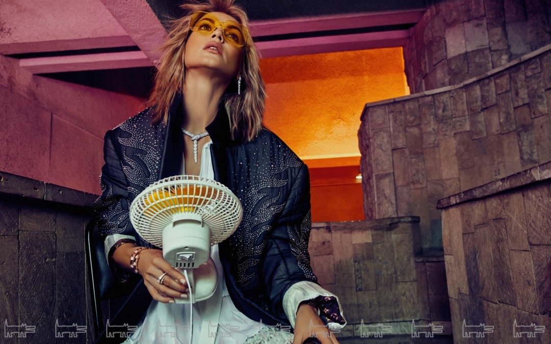 Жакет, блуза и юбка Louis Vuitton (Louis Vuitton), колье, серьги, браслеты и кольцо Bvlgari Serpenti (Bvlgari)