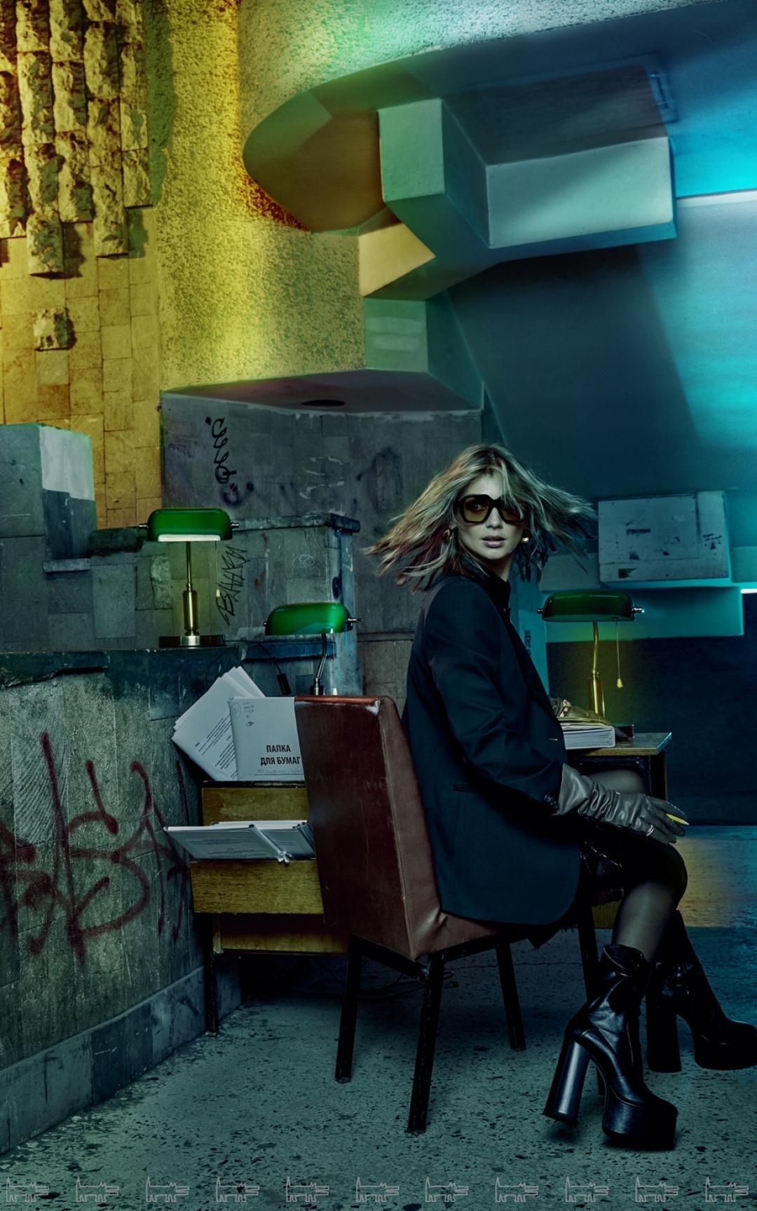 Жакет Victoria Beckham , блуза Givenchy , юбка Dries Van Noten , серьги Celine , перчатки Sermoneta Gloves , ботильоны Saint Laurent Paris (все — ДЛТ