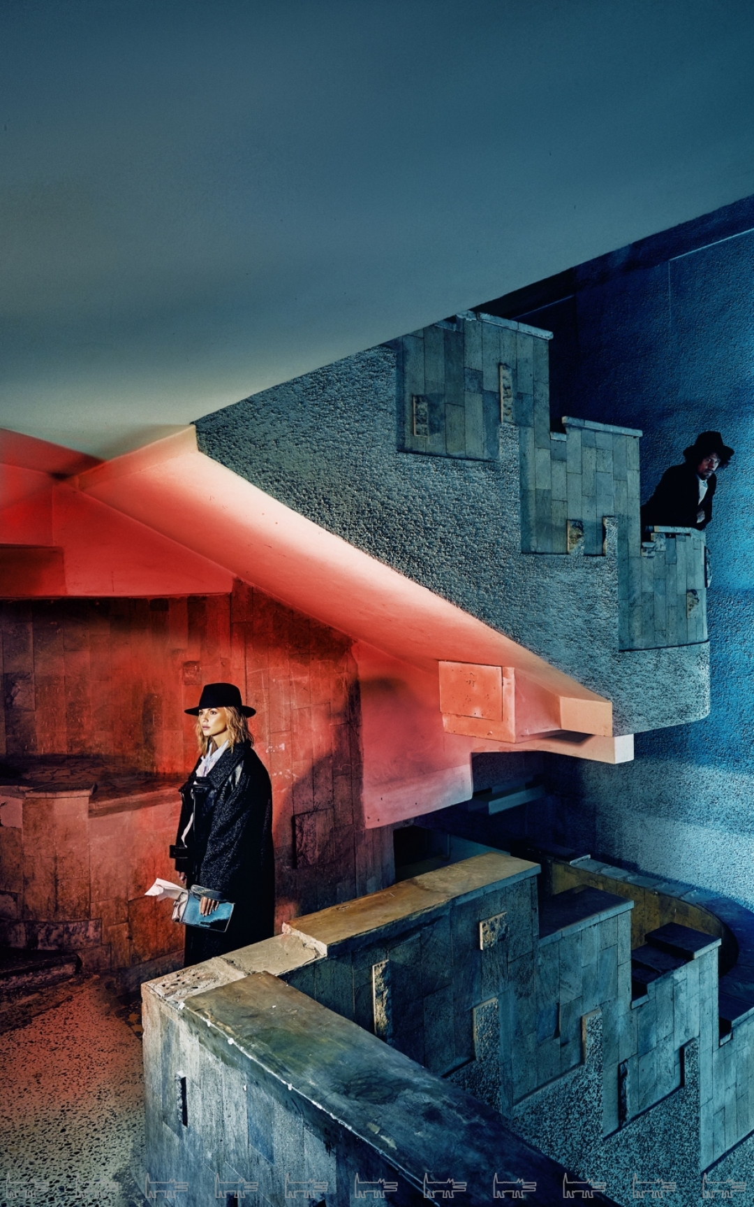 Пальто, сорочка, платок и сумка Miu Miu (Miu Miu), шляпа Giorgio Armani (все — ДЛТ)