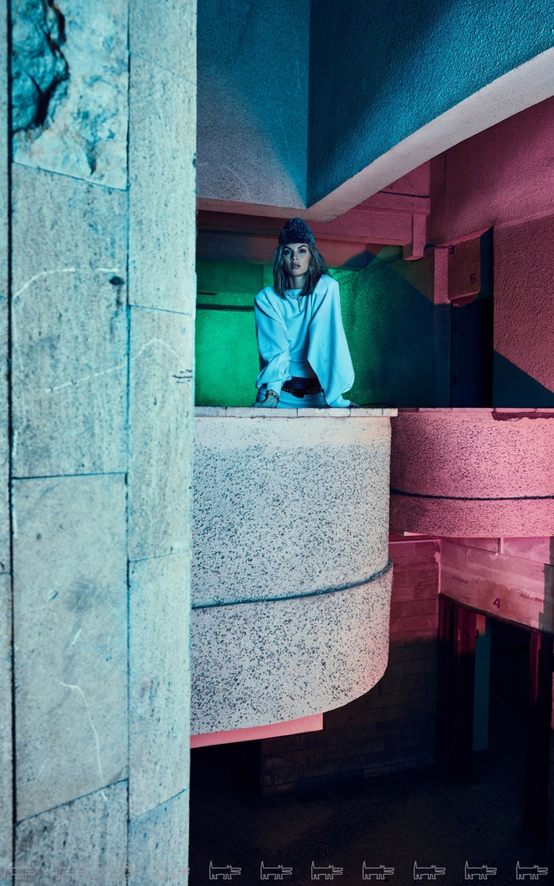 Платье и ремни Louis Vuitton (Louis Vuitton), колье и браслет Bvlgari Serpenti (Bvlgari)