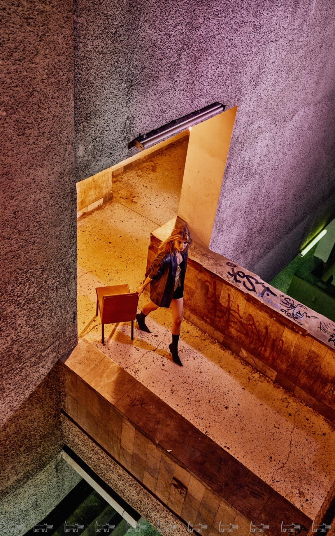 Куртка Situationist (Iva Store), цепь с кулоном Bvlgari Serpenti (Bvlgari), платье Alexandre Vauthier , ботильоны Balenciaga , серьги Celine (все