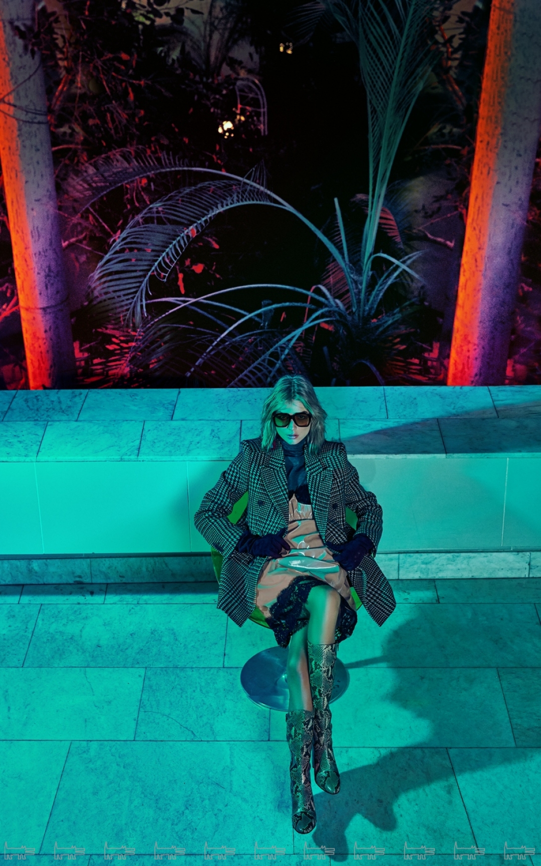 Жакет Balenciaga , водолазка и очки Celine , платье No.21 , перчатки Sermoneta Gloves , сапоги Dries Van Noten (все — ДЛТ)