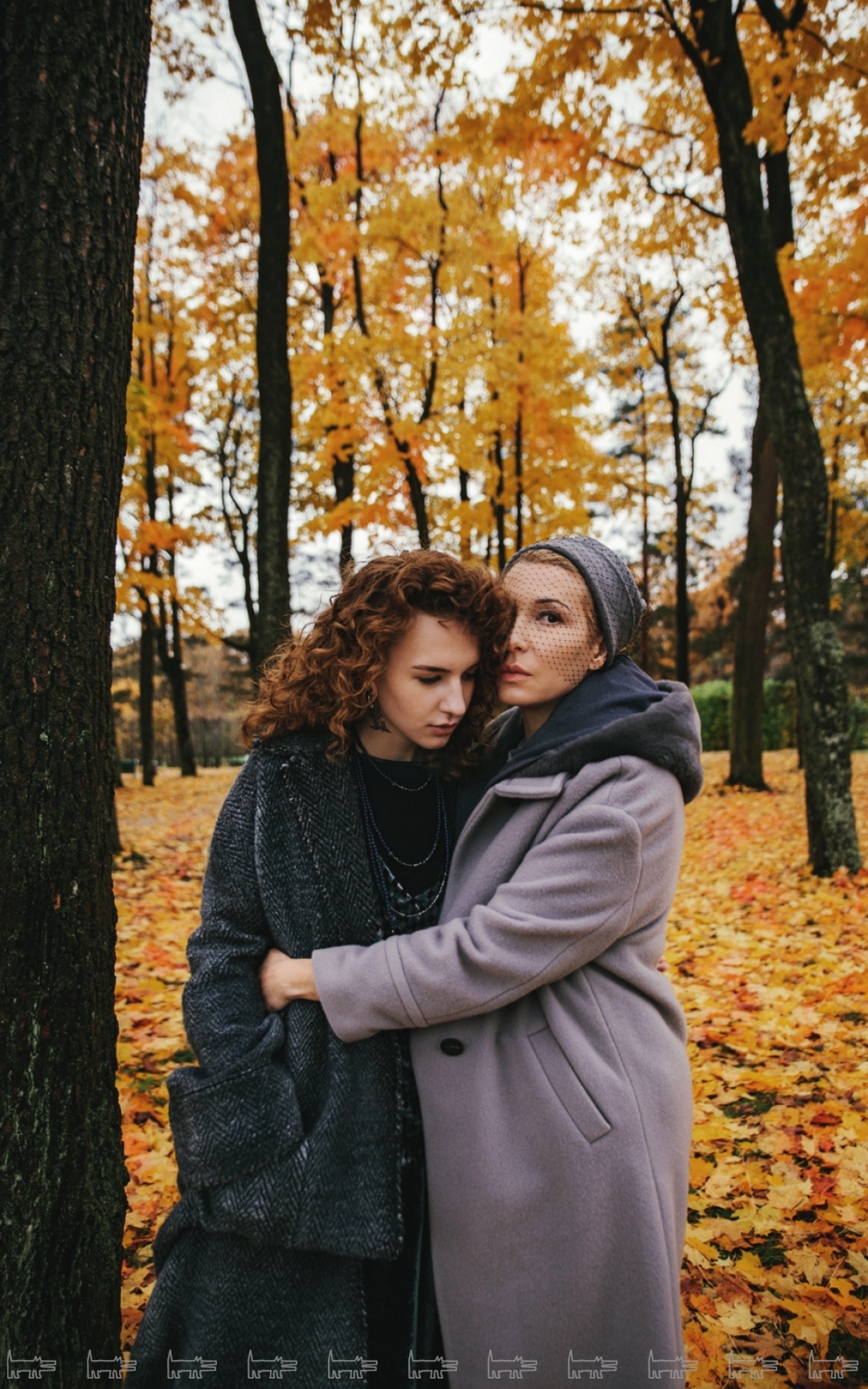 На Софье: лонгслив, топ и бусы Peserico (Peserico), пальто Avant Toi («Кашемир и Шелк»). На Анжелике: платье, жилет и пальто Peserico (Peserico)