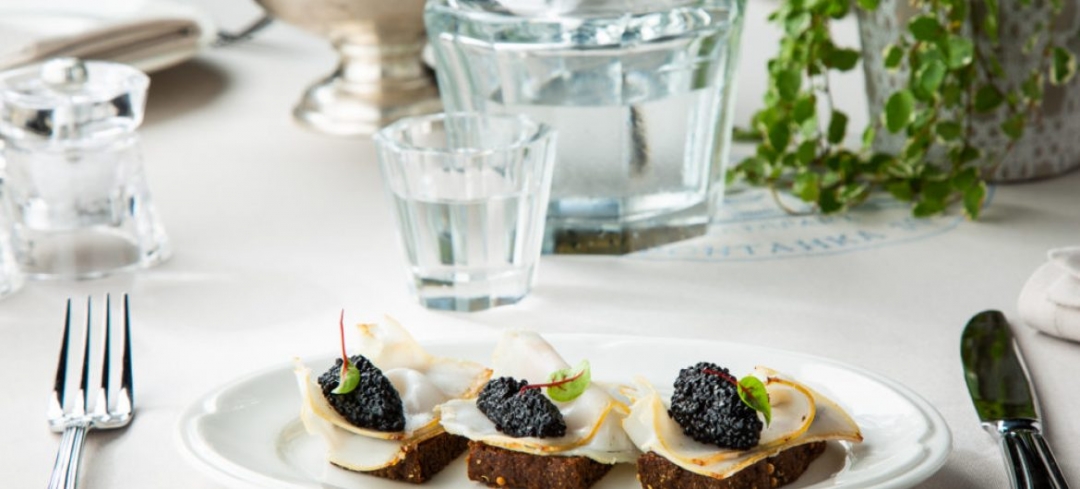 Обжаренный бородинский хлеб с салом и икрой палтуса