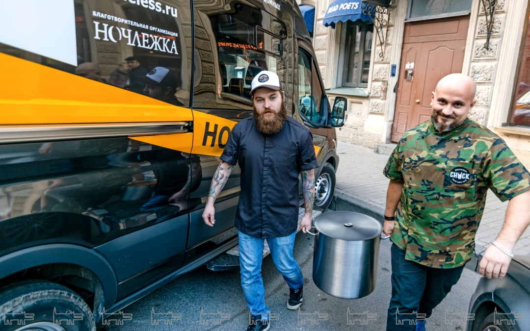 Повара Holy Ribs готовятся снаряжать автобус «Ночлежки».