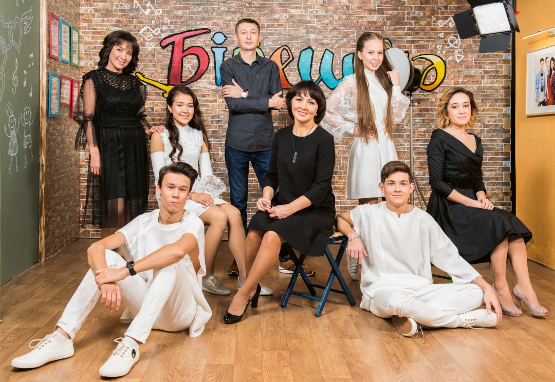 На фото: герои сериала Данир Гимадиев, Гульгена Багаутдинова, Гальсар Байгускарова и Хайдар Валиев и исполнительный продюсер Гульшат Галиуллина