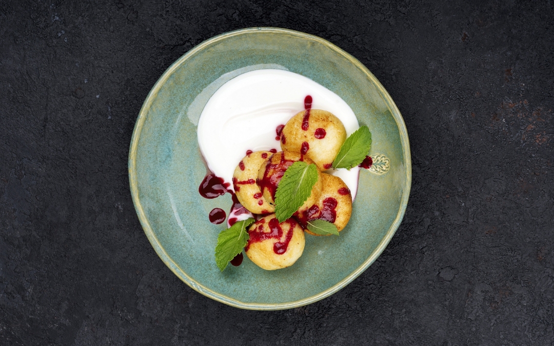 Сырники по-киевски с малиной и сметаной, 290 руб.