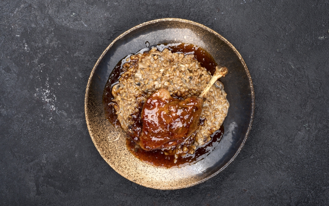 Тушеная утиная ножка с полбой с грибами, 840 руб.