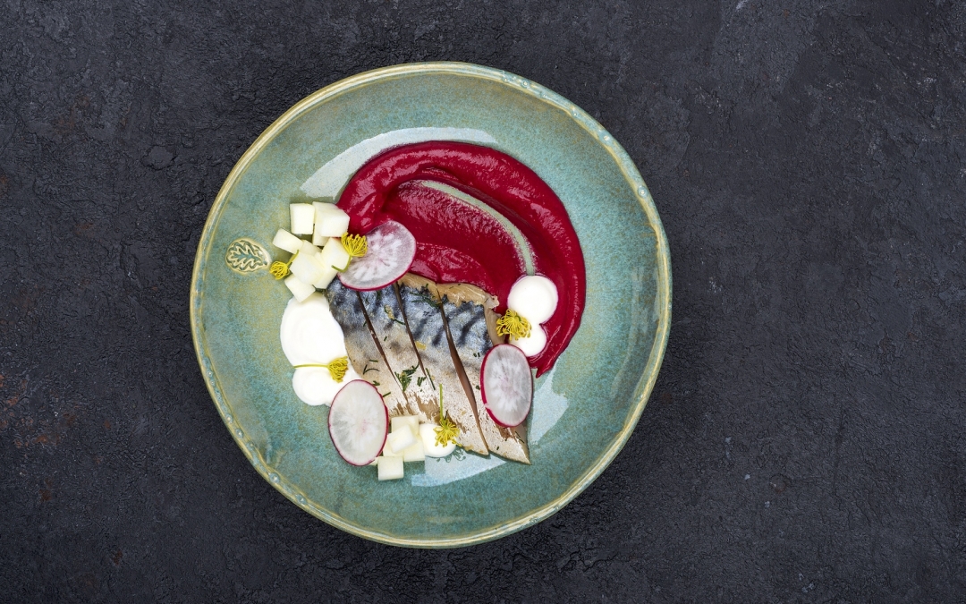 Копченая скумбрия с со свекольным пюре и хреном, 340 руб.