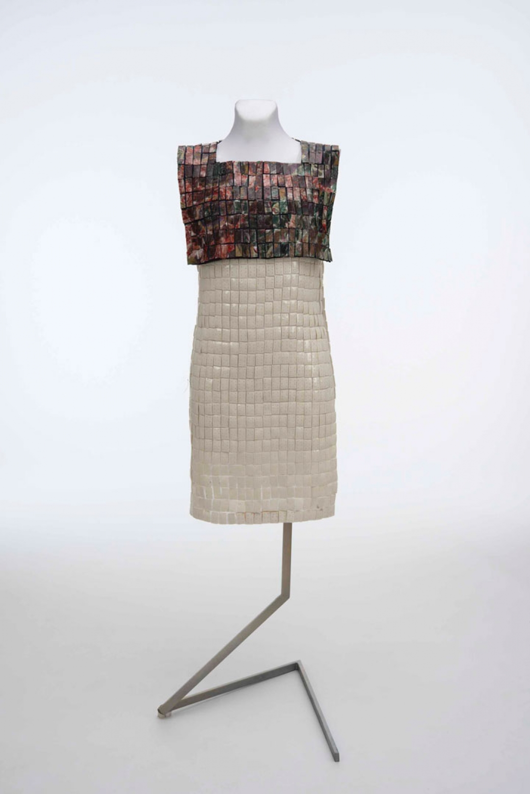 Платье из комплекта «Живопись», фарфор, органза, роспись подглазурная полихромная, позолота, ручная и машинная работа АО «Императорский фарфоровый