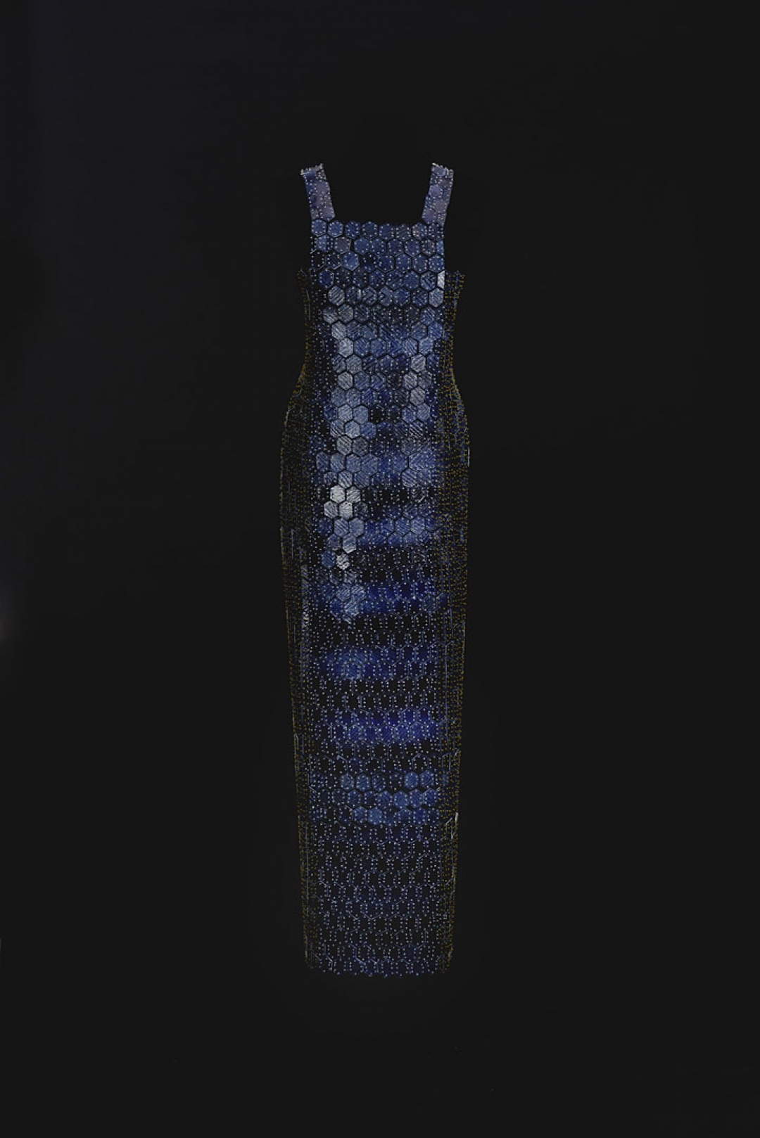 Платье «Синяя река. Путешествие в прошлое» из коллекции «Та-кемет», фарфор, бисер, органза, роспись подглазурная монохромная, ручная и машинная работа