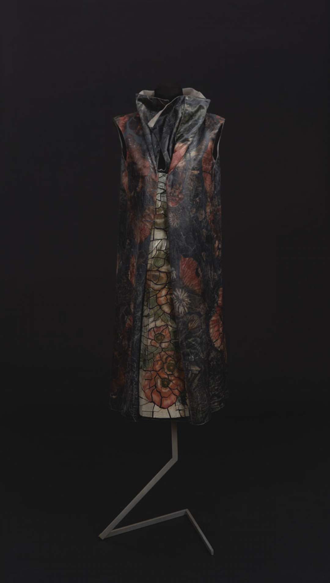 Платье «Mohnbluten» из композиции «Археология», фарфор, бархат, органза, роспись подглазурная полихромная, ручная и машинная работа АО «Императорский