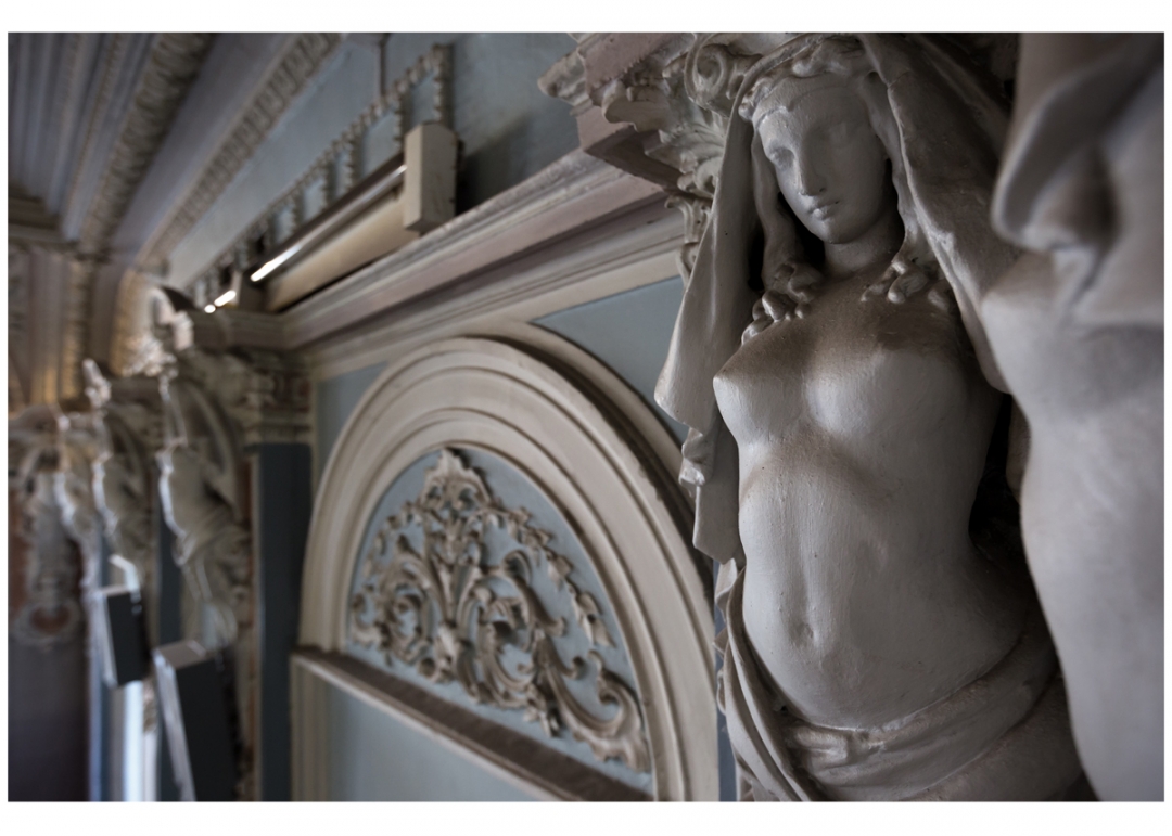 Никита Андреев, «За занавесом». Музей барона А.Л. Штиглица, окно зала Людовика XIV