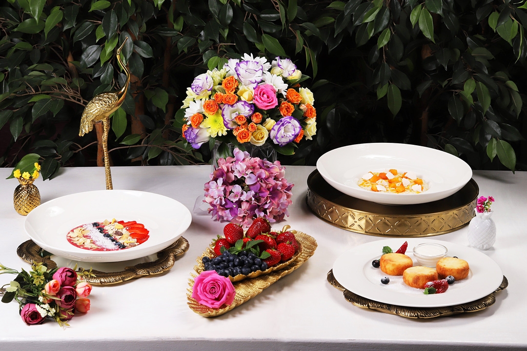 Ягодный смузи-боул с кокосовой стружкой, Пшеничная каша на кокосовом молоке с абрикосом и облепиховым соусом, Нежные сырники с сезонными ягодами и