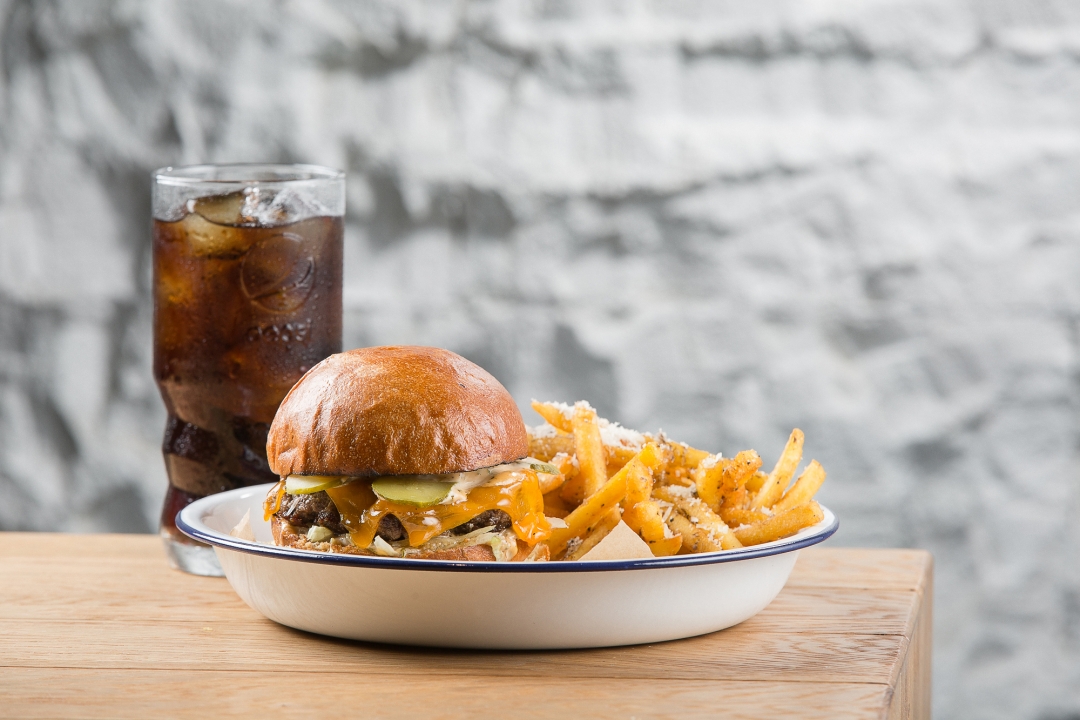 Классический бургер с картофелем фри и трюфельным соусом