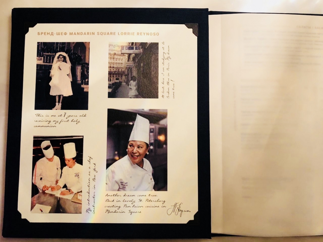 Меню оформили в виде семейного альбома с фотографиями команды