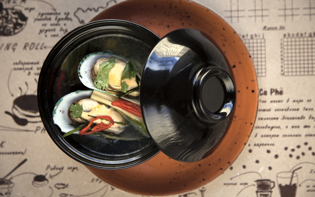 Мидии в вине с листьями лайма и лемонграссом, 340 руб.