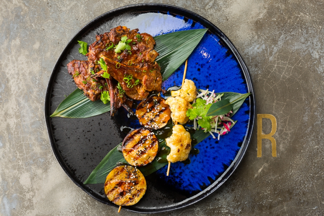 Каре ягненка, 450 руб.; цукини, 130 руб.; цветная капуста, 130 руб.