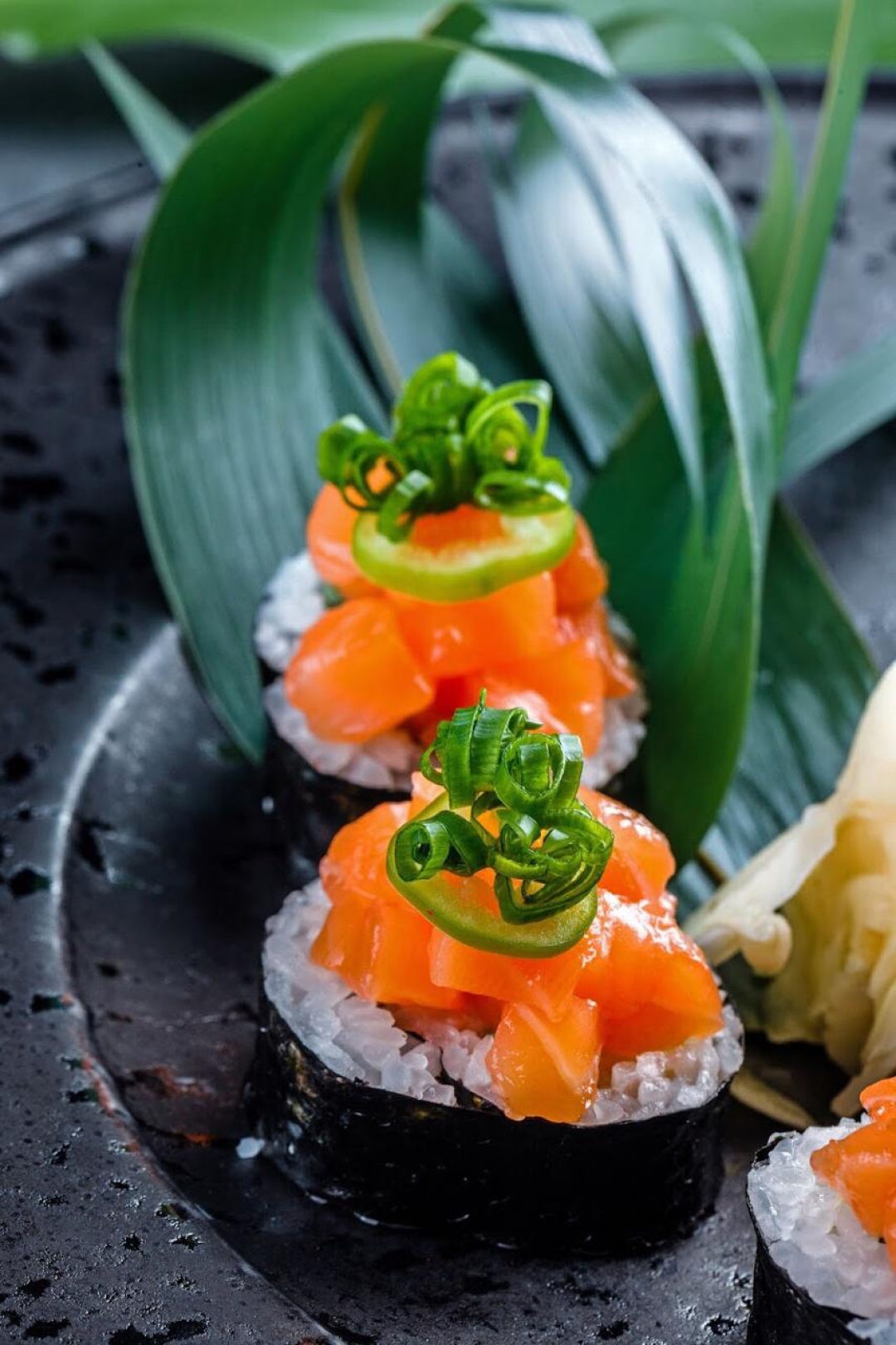 Ролл с креветкой, лососем и масло юзу, 450 руб.