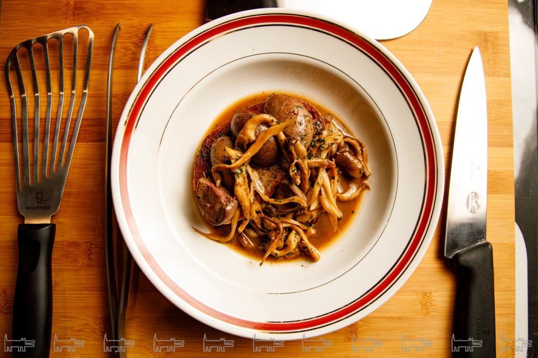 Почки ягненка, вешенки, херес и тост