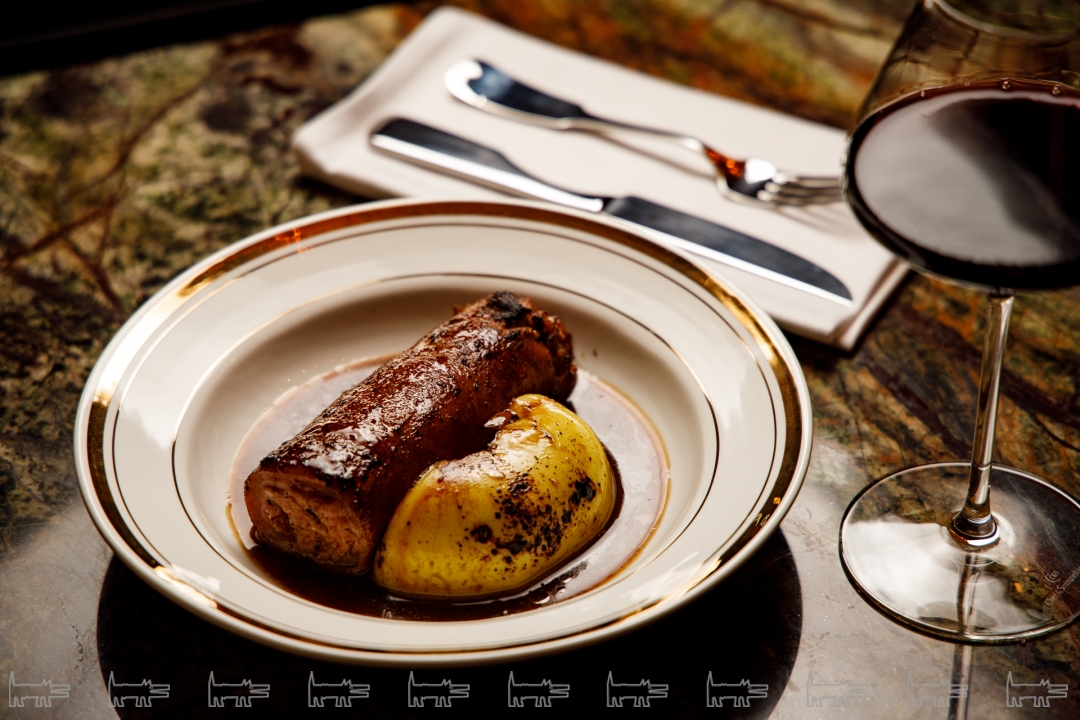 Ножка свиная с яблоком и фюме