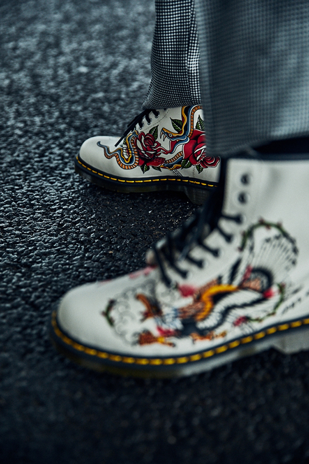 Dr.Martens, 1460 Tatoo Grez, 14 400 руб. Ботинки из новейшей коллекции, посвященной культуре татуировки – древнему искусству, связывающему обладателей