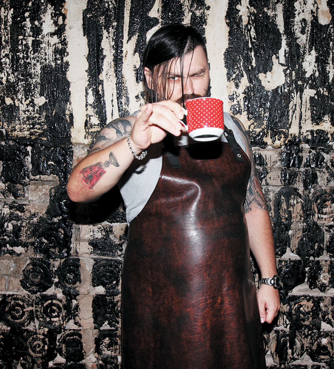 «Люблю аксессуары: подвески, кольца, браслеты, цепи и ключницы. Мне их дарят друзья, привозят из путешествий. Железные детали дополняют образ и