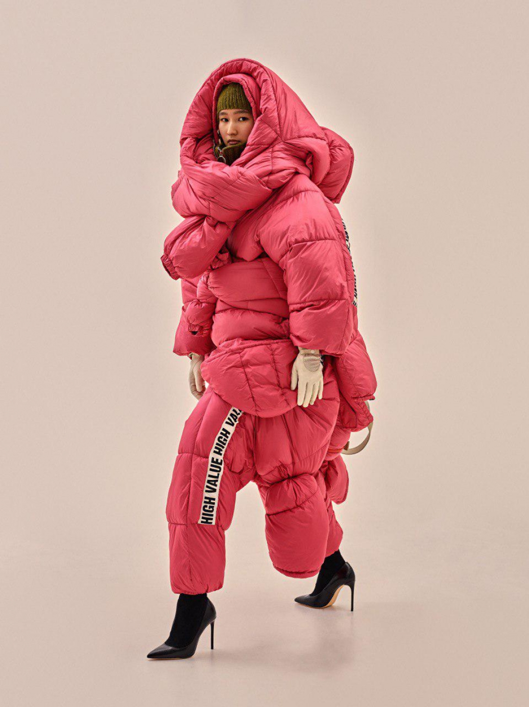 Фотопроект Hungry waste people, представленный Олесей Бесперстовой и Ксенией Дубяго на Big Resale Weekend в Петербурге