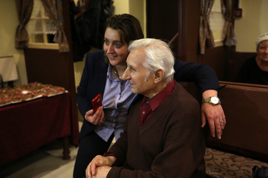 Александра Синяк с посетителем на открытии «Добродомика»