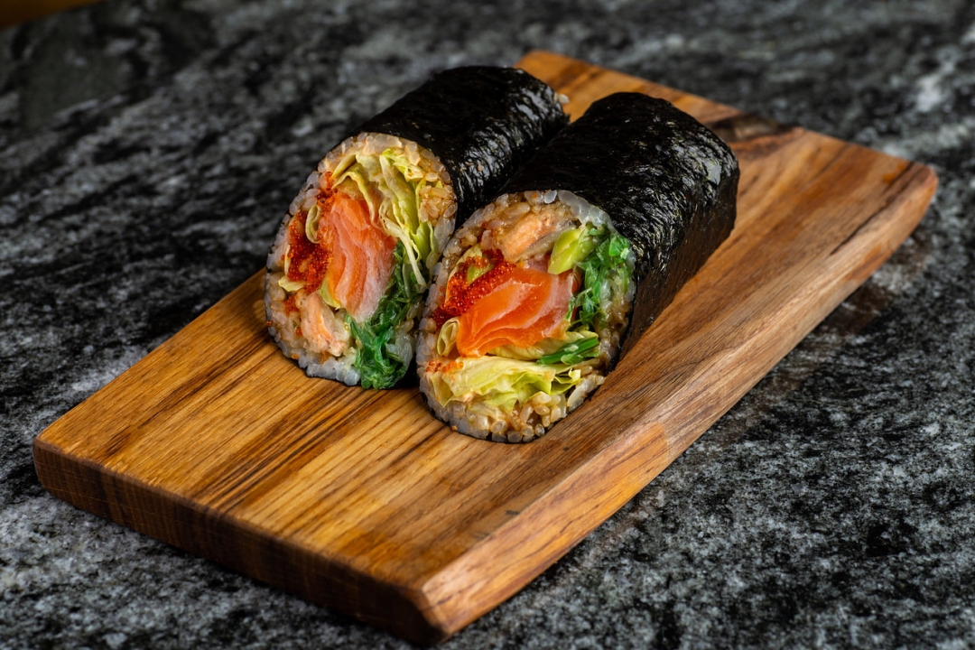 Суширрито лосось с морскими водорослями чука и перцем халапеньо