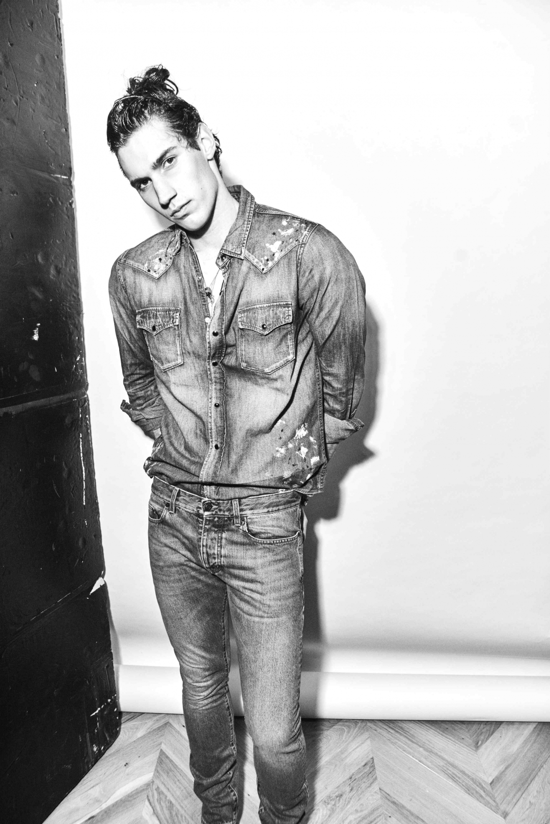 Рубашка и джинсы Saint Laurent Paris (все — ДЛТ)